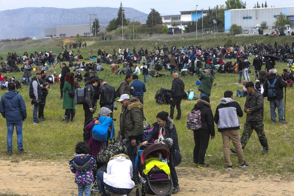 Centenas de migrantes e refugiados reunidos fora de um refugiado — Fotografia de Stock
