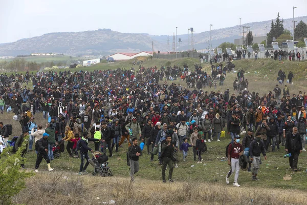 Hundratals migranter och flyktingar samlades utanför en flykting — Stockfoto