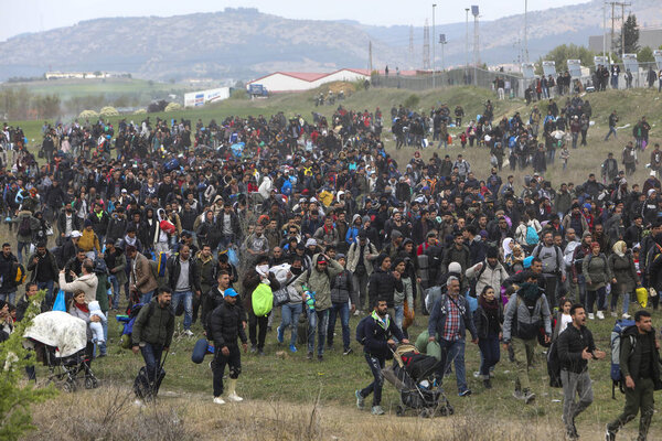 Сотни мигрантов и беженцев собрались за пределами беженца
 