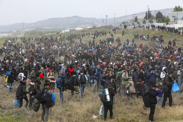 Сотни мигрантов и беженцев собрались за пределами беженца
 