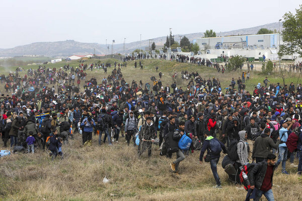 Сотни мигрантов и беженцев собрались за пределами беженца
 