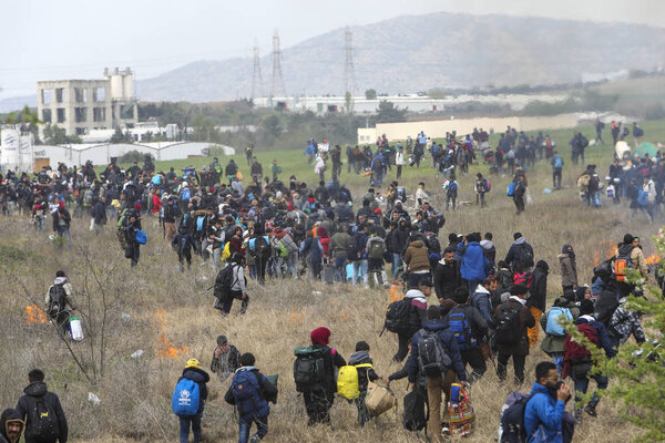 Сотни мигрантов и беженцев собрались за пределами беженца
 