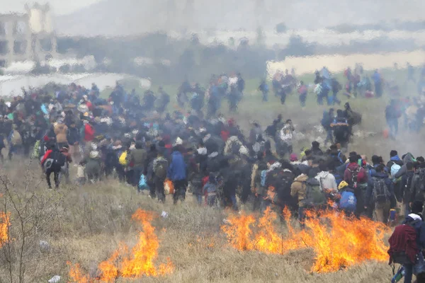 Centenas de migrantes e refugiados reunidos fora de um refugiado — Fotografia de Stock