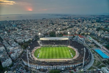 Bir futbol sırasında hayranlarla dolu Toumba Stadı 'nın hava kurum