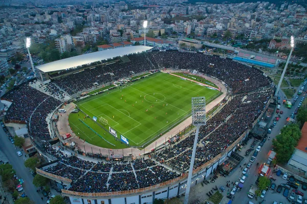 Jelaga udara dari Stadion Toumba penuh dengan penggemar selama sepak bola — Stok Foto