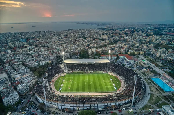 サッカー中のファンでいっぱいの Toumba スタジアムの空中すす — ストック写真