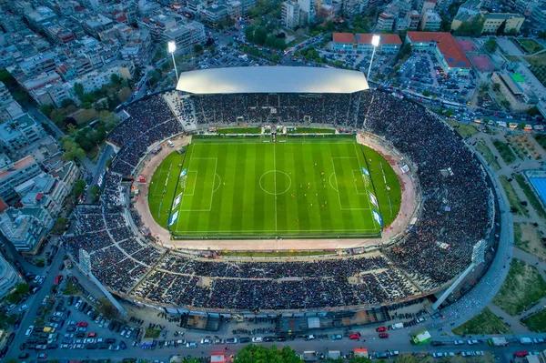 Fuligem aérea do Estádio Toumba cheia de fãs durante um futebol — Fotografia de Stock