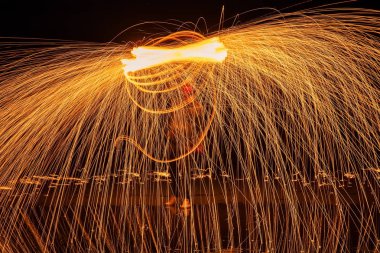 Hafif resim. Yansıma ile geceleri Pyrotechnic ekran