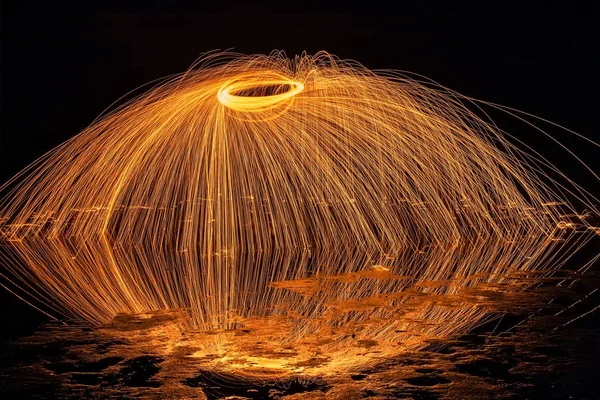軽い絵画。反射のある夜の火工ディスプレイ — ストック写真