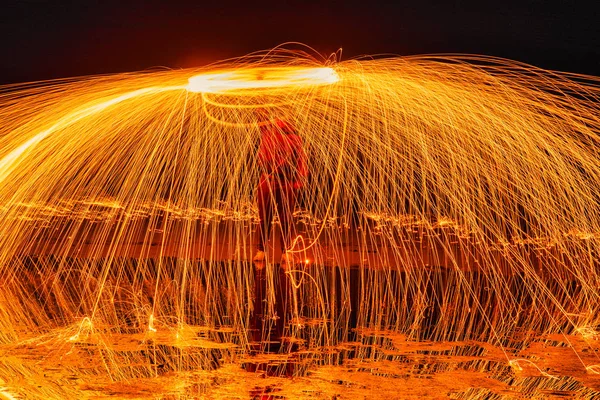 Lichtmalerei. Pyrotechnische Darbietung in der Nacht mit der Spiegelung — Stockfoto