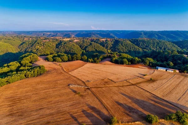 Bela paisagem rural nas montanhas. campos agrícolas com s — Fotografia de Stock