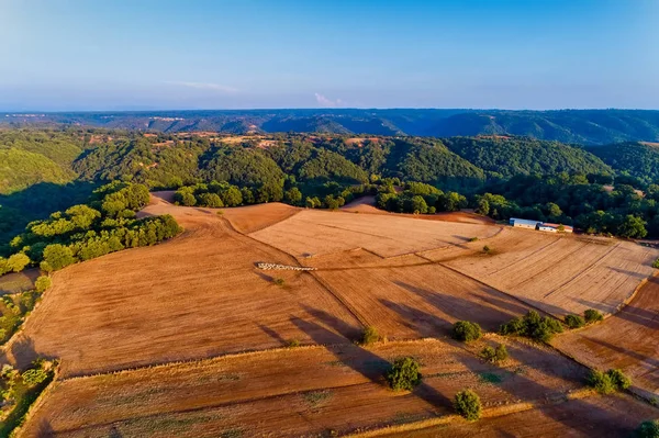 Bela paisagem rural nas montanhas. campos agrícolas com s — Fotografia de Stock