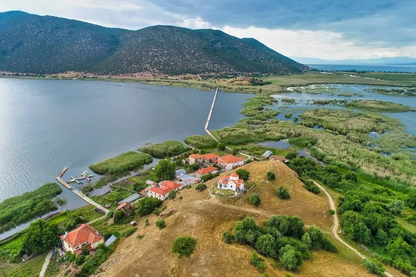 Aerial view of island of Agios Achilios in lake Small Prespes, G — Stock Photo, Image