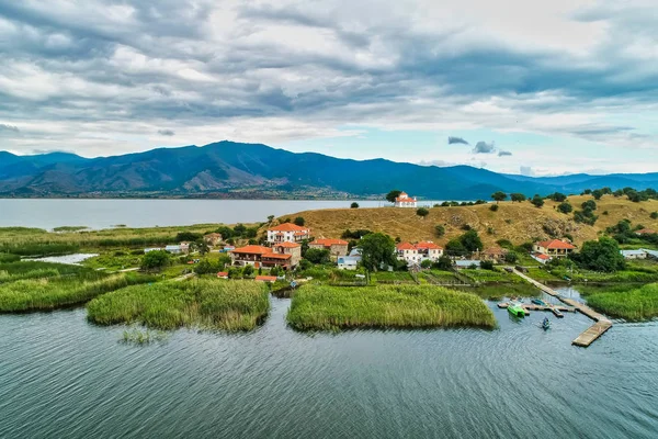 Luchtfoto van het eiland Agios Achilios in Lake kleine Prespes, G — Stockfoto