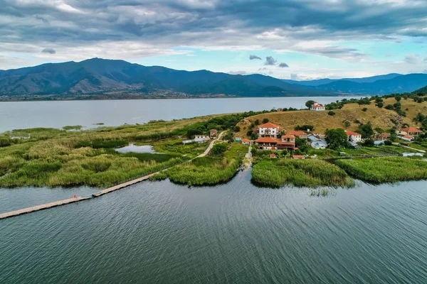 Luchtfoto van het eiland Agios Achilios in Lake kleine Prespes, G — Stockfoto