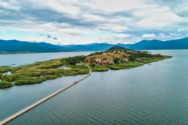 Vista aérea de la isla de Agios Achilios en el lago Small Prespes, G — Foto de Stock