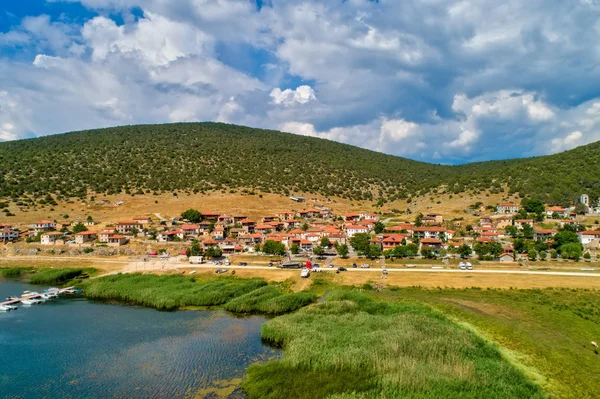 Luftfoto af den smukke fiskerby Psarades i Prespa - Stock-foto