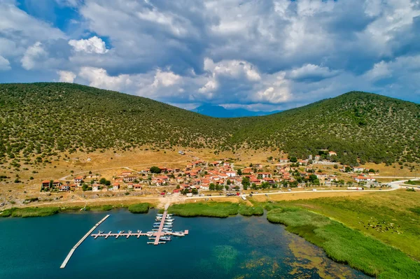 Luftaufnahme des schönen Fischerdorfes Psaraden in Prespa — Stockfoto