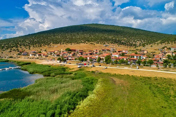 Vista aérea da bela vila de pescadores Psarades em Prespa — Fotografia de Stock