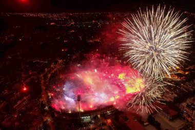 Havai fişekile Toumba Stadyumu'nun havadan çekimi