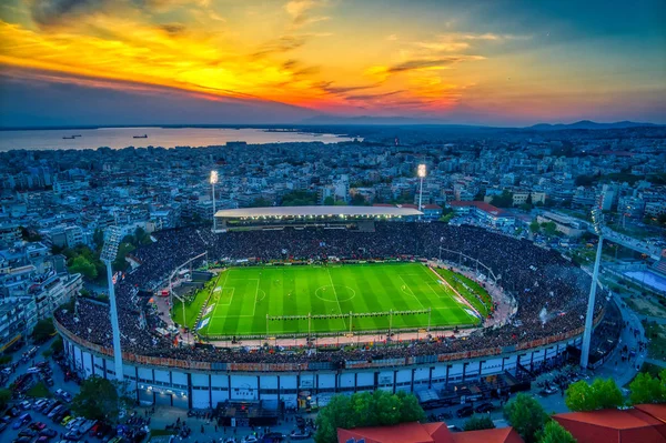 Scatto aereo dello stadio Toumba pieno di fan del PAOK celebrat — Foto Stock