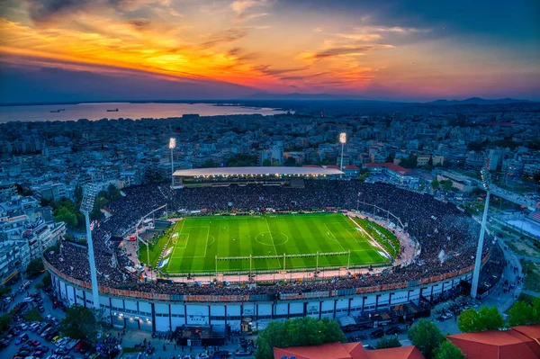 Scatto aereo dello stadio Toumba pieno di fan del PAOK celebrat — Foto Stock