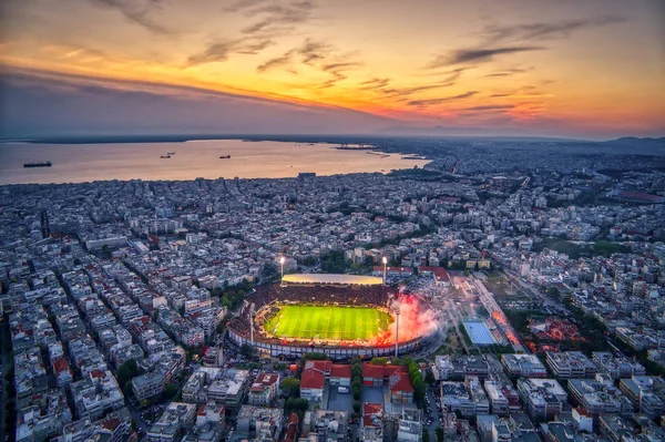 Vzdušné natáčení stadionu Toumba plné fanoušků PAOK oslavných — Stock fotografie