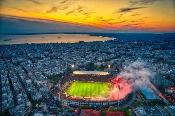 Vzdušné natáčení stadionu Toumba plné fanoušků PAOK oslavných — Stock fotografie