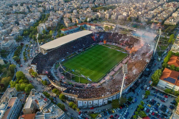 Tiro aéreo do Estádio Toumba cheio de fãs do PAOK comemorar — Fotografia de Stock