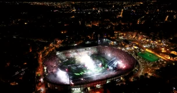 テッサロニキ ギリシャ 2019年4月21日 ギリシャスーパーリーグチャンピオンシップタイトルの獲得のお祝いの間にPaokのファンでいっぱいの花火でトゥンバスタジアムの空中撮影 — ストック動画
