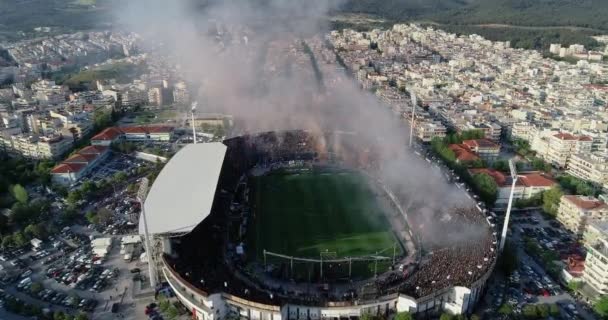 テッサロニキ ギリシャ 2019年4月21日 ギリシャスーパーリーグチャンピオンシップタイトルの優勝を祝うパオクのファンでいっぱいのトゥンバスタジアムの空中撮影 — ストック動画