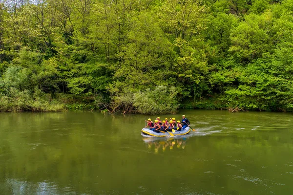 Team di avventura facendo rafting sulle fredde acque del Nestos Ri — Foto Stock