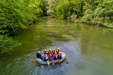 macera ekibi Nestos Ri soğuk sularında rafting yapıyor
