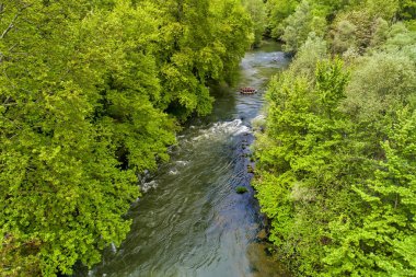 macera ekibi Nestos Ri soğuk sularında rafting yapıyor