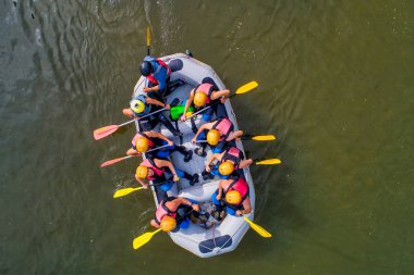 macera ekibi Nestos Ri soğuk sularında rafting yapıyor