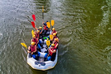 macera ekibi Nestos Ri soğuk sularında rafting yapıyor