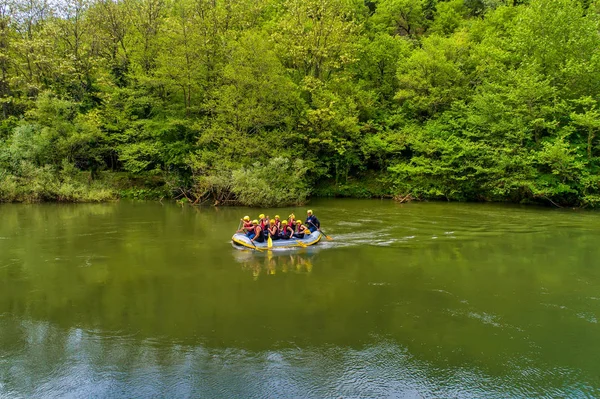 Team di avventura facendo rafting sulle fredde acque del Nestos Ri — Foto Stock