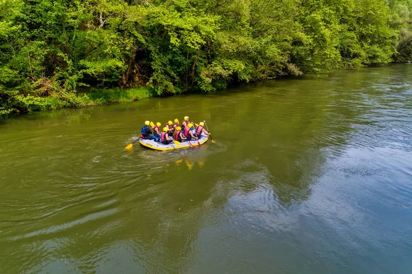 Team di avventura facendo rafting sulle fredde acque del Nestos Ri — Foto Stock