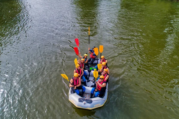 Приключенческая команда, занимающаяся рафтингом в холодных водах Нестос Ри — стоковое фото