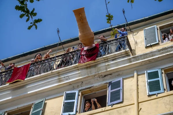 Corfians melemparkan pot tanah liat dari jendela dan balkon di Holy One — Stok Foto