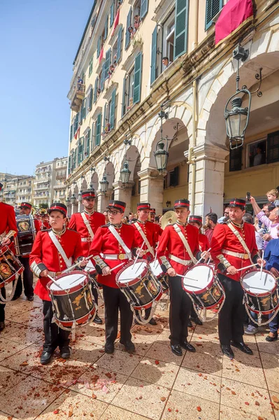 Philharmonic musiker som spelar på Korfu påskhelgen firande — Stockfoto