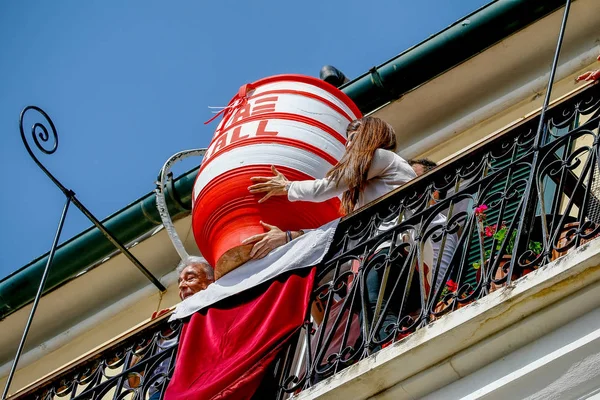 Korfianere kaster leirkrukker fra vinduer og balkonger på Holy Satu – stockfoto