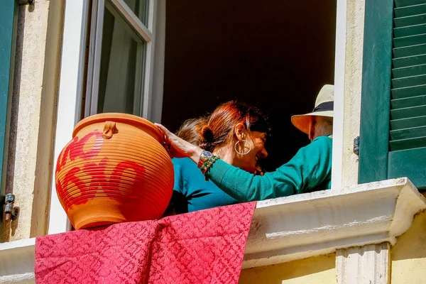 Los corfianos tiran ollas de barro desde ventanas y balcones en el Satu Santo —  Fotos de Stock