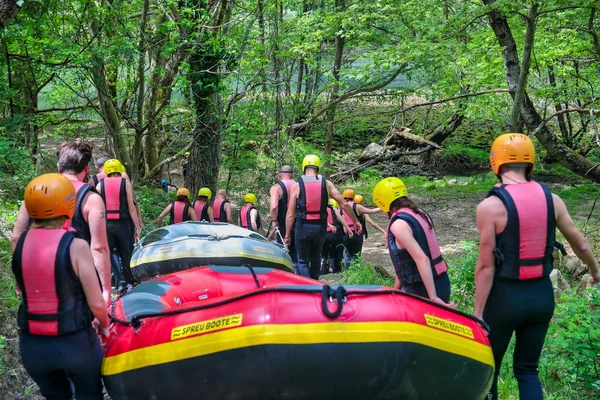 Equipo de aventura haciendo rafting en las frías aguas de los Nestos Ri —  Fotos de Stock