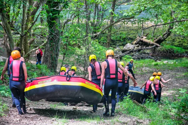 Team di avventura facendo rafting sulle fredde acque del Nestos Ri — Foto Stock