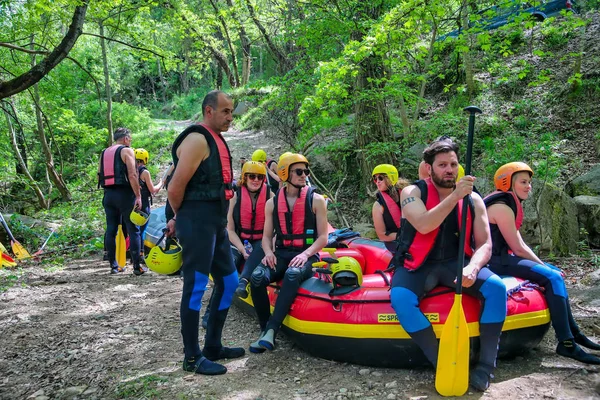Adventure team doing rafting on the cold waters of the Nestos Ri — Stock Photo, Image