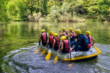 macera ekibi Nestos Ri soğuk sularında rafting yapıyor