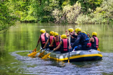 macera ekibi Nestos Ri soğuk sularında rafting yapıyor