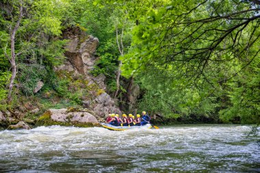 macera ekibi Nestos Ri soğuk sularında rafting yapıyor