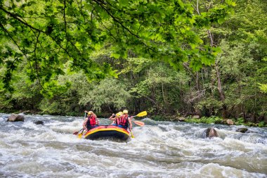 macera ekibi Nestos Ri soğuk sularında rafting yapıyor